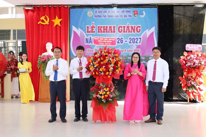 Đồng chí Đặng Hồng Sỹ, Phó Bí thư Thường trực Tỉnh ủy trao lẵng hoa của tỉnh tặng Trường Phổ thông Dân tộc Nội trú