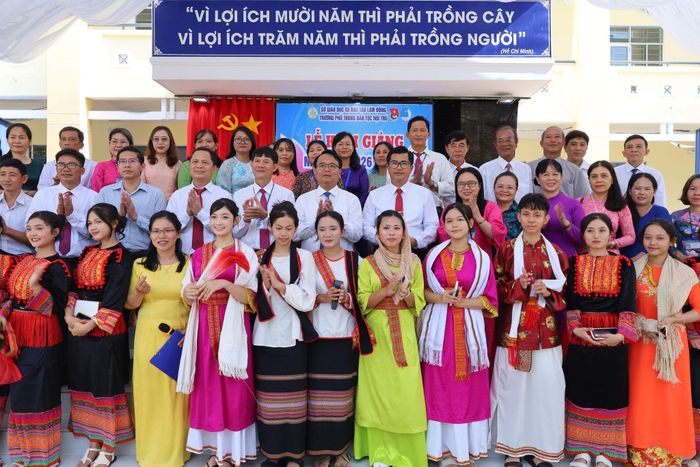 Đồng chí Đặng Hồng Sỹ, Phó Bí thư Thường trực Tỉnh ủy và đại biểu chụp ảnh lưu niệm cùng giáo viên, học sinh tại lễ khai giảng