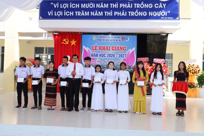 Đồng chí Đặng Thanh Phúc, Bí thư Đảng ủy, Chủ tịch HĐND phường Hàm Thắng trao học bổng cho các em học sinh vượt khó học giỏi