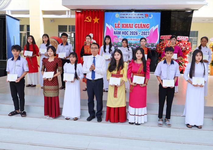 Đồng chí Đặng Hồng Sỹ, Phó Bí thư Thường trực Tỉnh ủy trao học bổng cho các em học sinh vượt khó học giỏi
