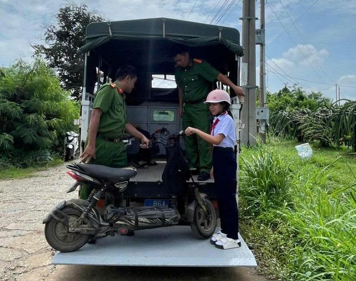 Học sinh được lực lượng Công an xã sử dụng xe ô tô chở qua điểm ngập an toàn