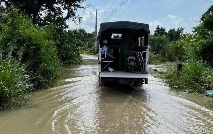 Lực lượng chức năng xã Hàm Thạnh sử dụng ô tô hỗ trợ học sinh qua điểm ngập
