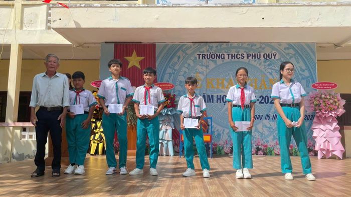 Nhà trường tặng học bổng cho học sinh khó khăn tại Trường THCS Phú Quý