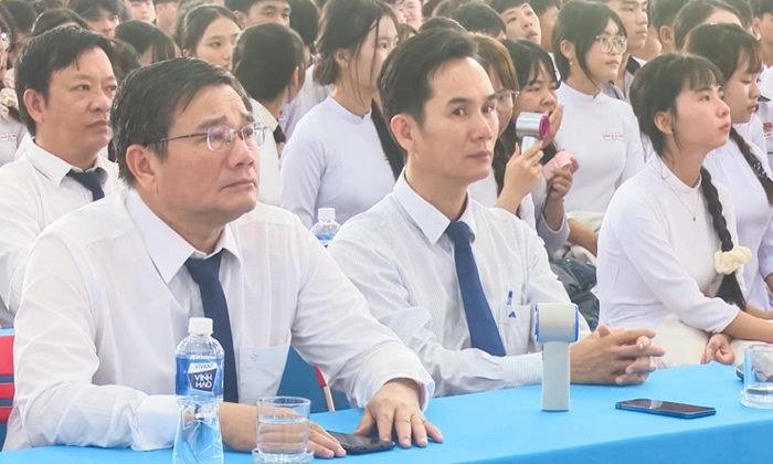 Đồng chí Đỗ Thái Dương, Tỉnh uỷ viên, Bí thư Đặc khu Phú Quý (thứ 2 từ phải qua) tham dự Lễ khai giảng năm học mới tại Trường THPT Ngô Quyền