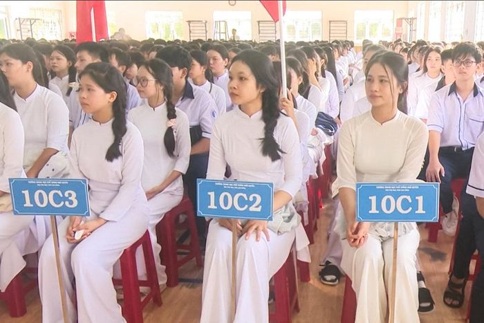 Học sinh lớp 10 trường THPT Ngô Quyền