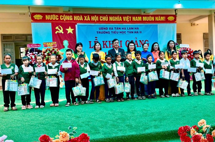 Các đơn vị trao quà cho học sinh xã Tân Hà Lâm Hà