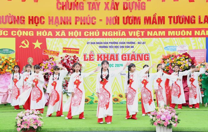 Sắc màu Tổ quốc trong ngày khai giảng