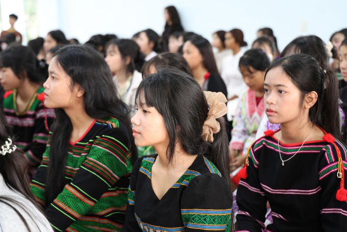 Trường THPT Dân tộc nội trú N'Trang Lơng, phường Đông Gia Nghĩa háo hức tham dự lễ khai giảng