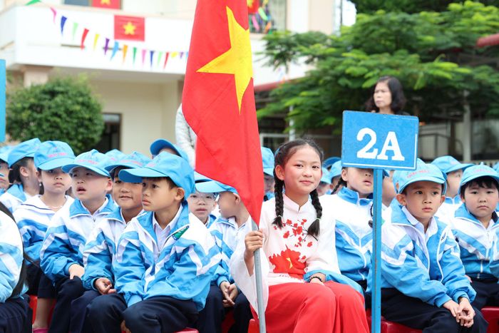 Học sinh Trường TH Chu Văn An, phường Xuân Trường - Đà Lạt đón khai giảng trong những bộ đồng phục mới