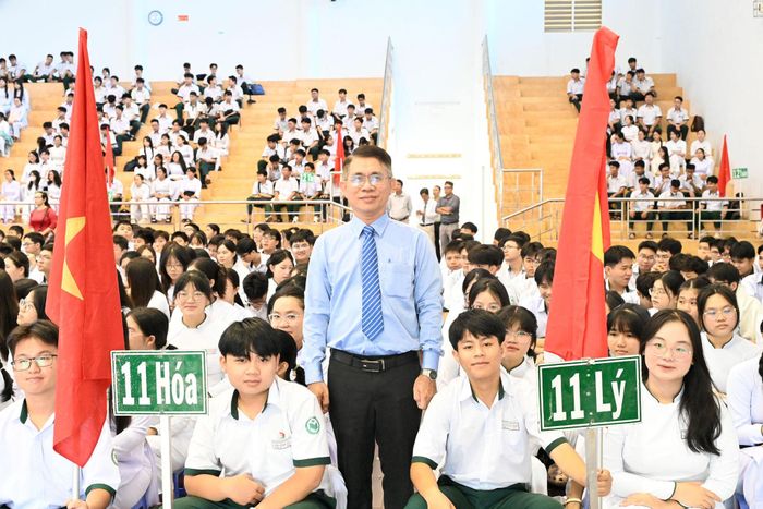 Thầy Bùi Hữu Trực, Giáo viên Trường THPT Chuyên Trần Hưng Đạo và học trò trong ngày khai giảng