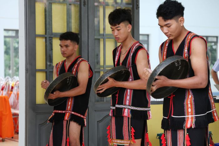 Học sinh Trường THPT Dân tộc nội trú N’ Trang Lơng biểu diễn cồng chiêng trong lễ khai giảng