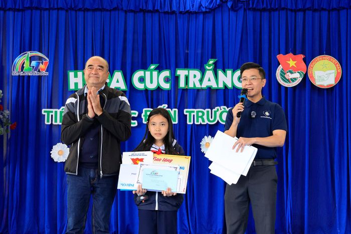 NSƯT Nhâm Minh Hiền, người sáng lập và đồng hành cùng Chương trình Hoa Cúc trắng trao tặng quà cho em Thiên Kim