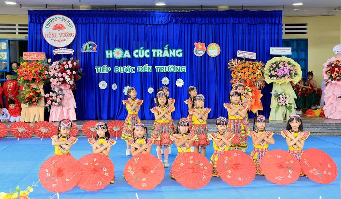 Tiết mục văn nghệ chào mừng Chương trình trao học bổng "Hoa cúc trắng - Tiếp bước đến trường" của các em học sinh Trường Tiểu học Hùng Vương.