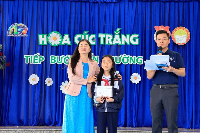 Đại diện phường Xuân Hương - Đà Lạt trao quà cho em Thiên Kim.
