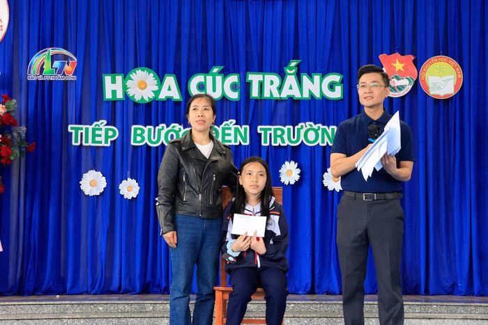 Đại diện Nhóm Hoa sữa Đà Lạt trao quà cho em Thiên Kim