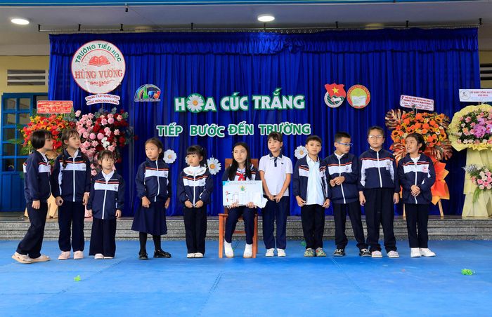 Các em học sinh Trường Tiểu học Hùng Vương tặng quà cho bạn Thiên Kim