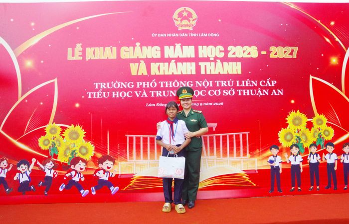 Hội Phụ nữ Bộ đội Biên phòng tỉnh Lâm Đồng trao hỗ trợ từ chương trình “Mẹ đỡ đầu”, tiếp thêm động lực để học sinh vượt qua khó khăn, vươn lên trong học tập