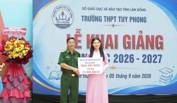 Đại diện Trường THPT Tuy Phong, xã Liên Hương, tỉnh Lâm Đồng nhận học bổng cho các em học sinh có hoàn cảnh khó khăn từ Ban Chỉ huy Bộ đội Biên phòng tỉnh Lâm Đồng