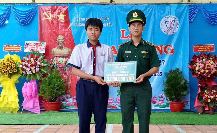 Đồn Biên phòng Hòa Minh trao học bổng, động viên học sinh trước thềm năm học mới
