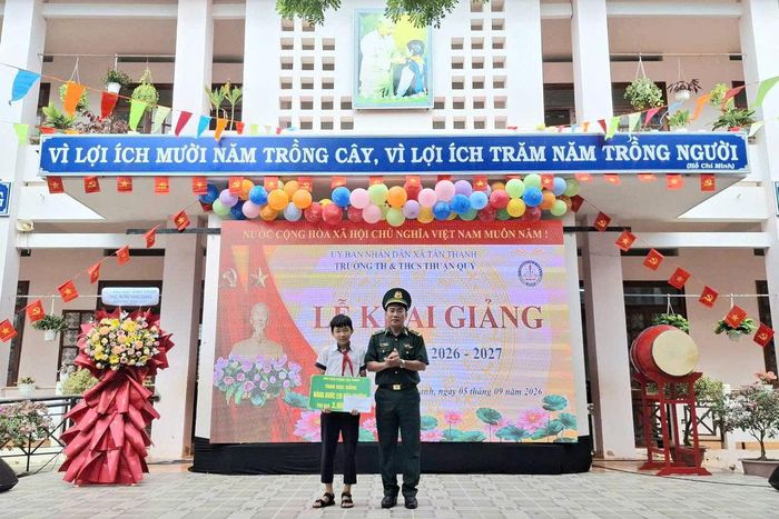 Đồn Biên phòng Tân Thành trao học bổng cho học sinh Trường Tiểu học và THCS Thuận Quý