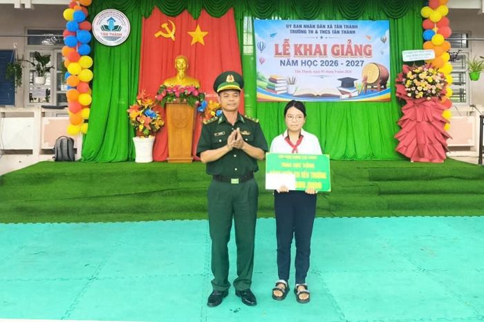 Đồn Biên phòng Tân Thành trao học bổng cho học sinh Trường Tiểu học và THCS Tân Thành