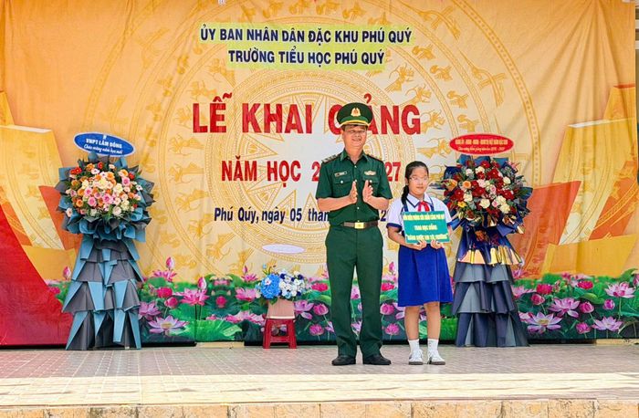Đồn Biên phòng Cửa khẩu Cảng Phú Quý trao học bổng cho học sinh có hoàn cảnh khó khăn ở Đặc khu Phú Quý