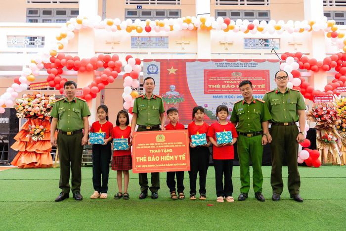 Phòng PX03 Công an tỉnh trao tặng 20 thẻ bảo hiểm y tế cùng 20 suất quà cho học sinh có hoàn cảnh khó khăn tại Trường Tiểu học Nguyễn Bá Ngọc và Trường Tiểu học Lý Tự Trọng, xã Đức Trọng