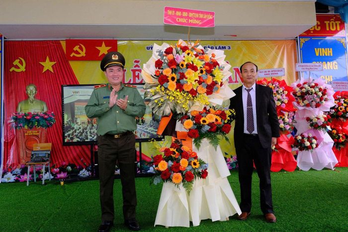 Thiếu tướng Trương Minh Đương, Giám đốc công an tỉnh chúc mừng ngày khai giảng năm học mới tại Trường Tiểu học Lộc Nam, xã Bảo Lâm 3