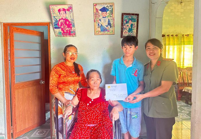 Chi hội Phụ nữ Công an xã Hàm Tân, thực hiện chương trình Mẹ đỡ đầu trao tặng 2 triệu đồng cho em Nguyễn Huỳnh Phát, tiếp sức các em vững bước đến trường
