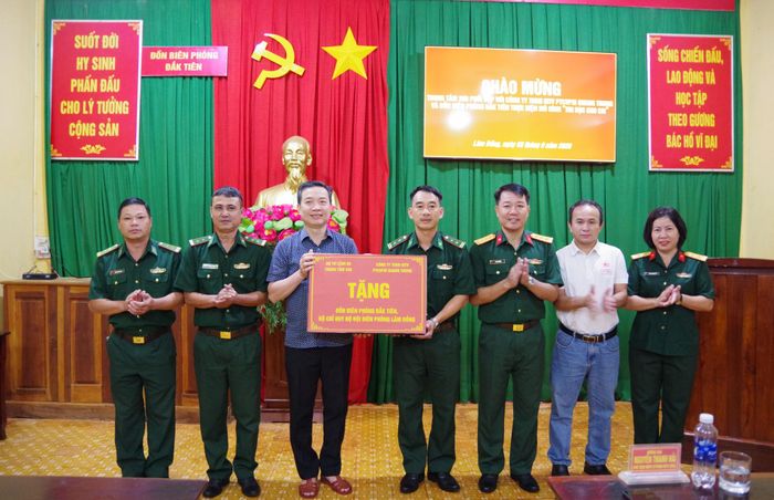 Trung tâm 286 thăm và trao tặng quà Đồn Biên phòng Đắk Tiên