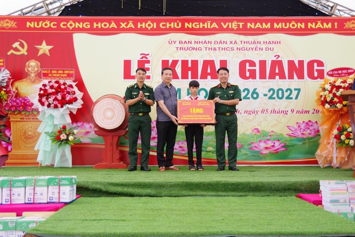 Trung tâm 286 trao tặng quà cho con nuôi Đồn Biên phòng Đắk Tiên