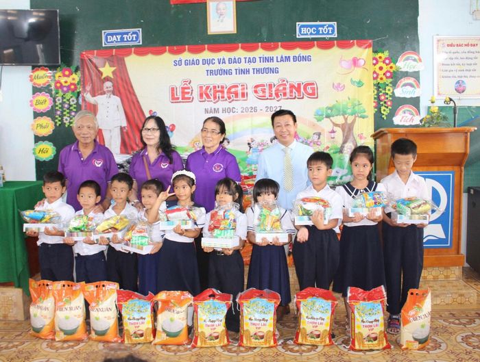 Học sinh nhận quà trong ngày khai trường