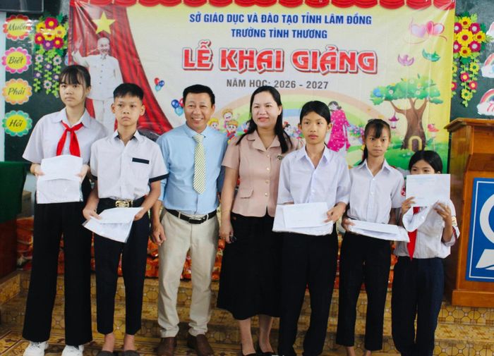Học sinh nhận học bổng