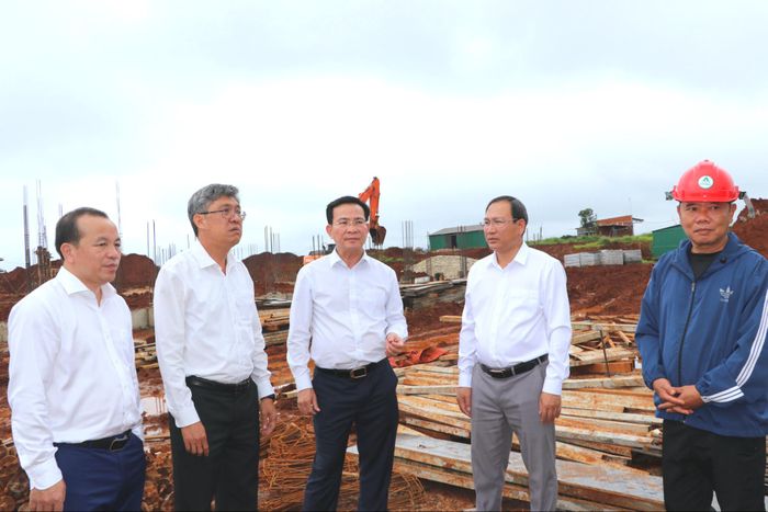 Ủy viên Ban Chấp hành Trung ương Đảng, Phó Bí thư Tỉnh ủy, Chủ tịch UBND tỉnh Hồ Văn Mười yêu cầu các đơn vị tranh thủ thời tiết thuận lợi đẩy nhanh tiến độ thi công, bảo đảm các hạng mục được triển khai đồng bộ