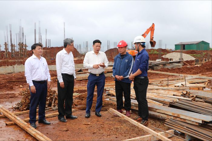 Phó Bí thư Tỉnh ủy, Chủ tịch HĐND tỉnh Lưu Văn Trung đã nắm bắt tiến độ Trường nội trú biên giới Thuận Hạnh