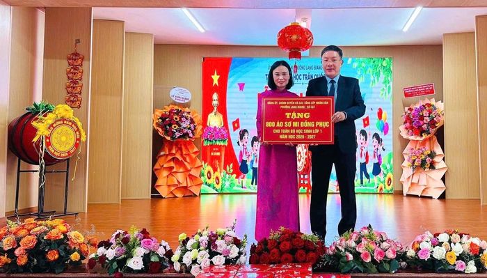 Ông Bùi Thế, Chủ tịch UBND phường Lang Biang - Đà Lạt trao tặng áo sơ mi đồng phục cho học sinh lớp 1 toàn phường