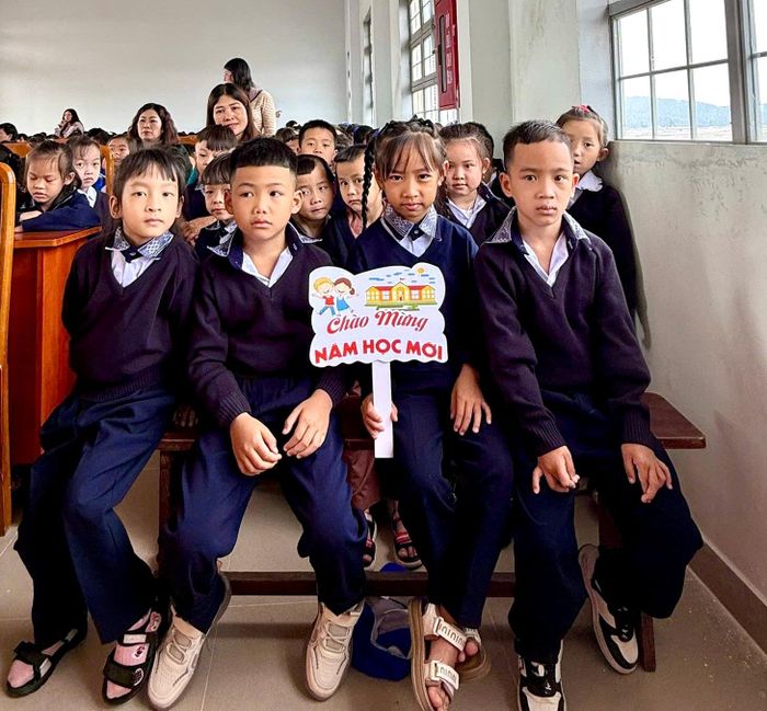 Những chiếc áo sơ mi đồng phục phối thổ cẩm hoa văn thể hiện bản sắc của con người Lang Biang - Đà Lạt