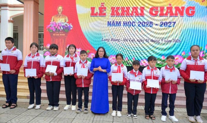 Bà Nguyễn Thị Cẩm Giang, Phó Bí thư Thường trực Đảng ủy phường Lang Biang - Đà Lạt trao học bổng cho học sinh có hoàn cảnh khó khăn Trường THCS Hùng Vương