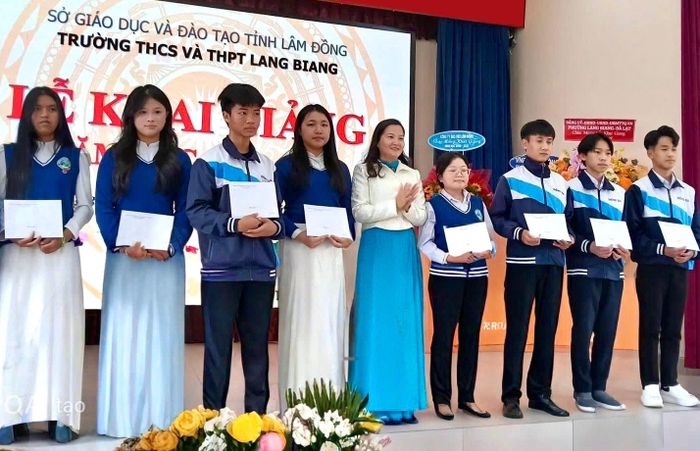 Bà Trần Thị Chúc Quỳnh, Bí thư Đảng ủy, Chủ tịch HĐND phường Lang Biang - Đà Lạt trao học bổng cho học sinh có hoàn cảnh khó khăn Trường THCS và THPT Lang Biang