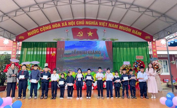 Nhiều suất học bổng được Hội Khuyến học các xã, phường, đặc khu trao cho các em học sinh trong lễ khai giảng năm học mới