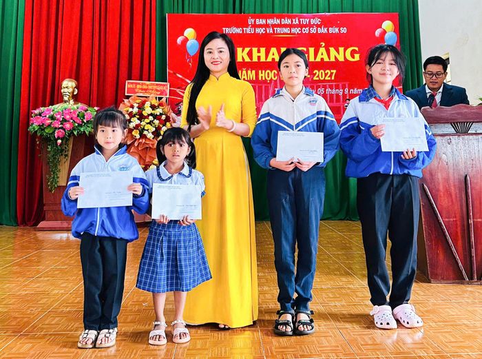 Các suất học bổng, phần quà tiếp sức các em học sinh vùng khó vững bước đến trường