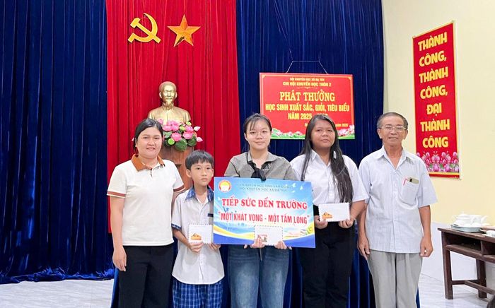 Chi hội Khuyến học Thôn 2 (xã Đạ Tẻh) tặng học bổng khích lệ học sinh, sinh viên có thành tích học tập tốt