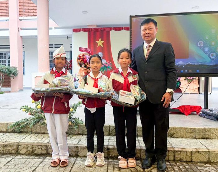 Ông Đỗ Hoàng Tuấn, Phó Chủ tịch thường trực Hội Khuyến học tỉnh trao quà cho học sinh vùng đồng bào dân tộc thiểu số