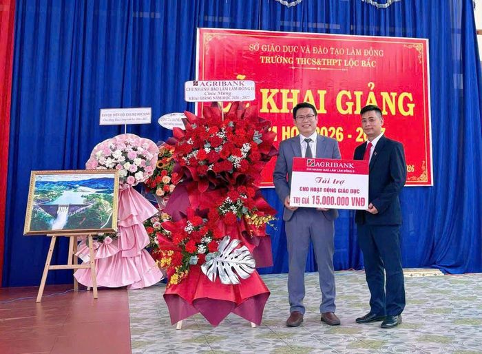 Đại diện Ngân hàng Agribank (bên phải) trao tài trợ cho các hoạt động giáo dục của nhà trường