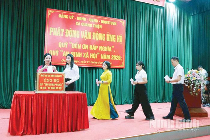 Cán bộ, công chức, người lao động xã Quang Thiện ủng hộ Quỹ “Đền ơn đáp nghĩa” và Quỹ “An sinh xã hội” năm 2026.Ảnh: Minh Quang
