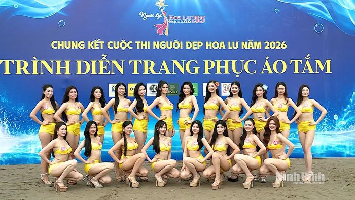 Các thí sinh trình diễn trang phục áo tắm tại bãi biển Hải Thịnh.