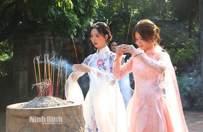 Các thí sinh dâng hương tại Đền thờ Vua Đinh Tiên Hoàng và Đền thờ Vua Lê Đại Hành.