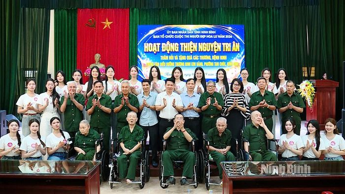 Đại diện Ban tổ chức và các thí sinh cuộc thi “Người đẹp Hoa Lư” thăm, tặng quà các thương, bệnh binh Trung tâm Điều dưỡng thương binh Kim Bảng.