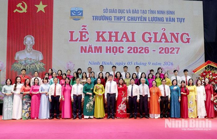 Các đồng chí: Phó Chủ tịch Quốc hội Nguyễn Thị Thanh; Bí thư Tỉnh ủy Trần Huy Tuấn và các đại biểu chụp ảnh lưu niệm cùng tập thể sư phạm nhà trường.
