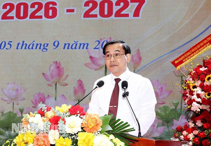 Thầy giáo Hoàng Hải Nam, Bí thư Đảng ủy, Hiệu trưởng nhà trường phát biểu tại Lễ khai giảng.